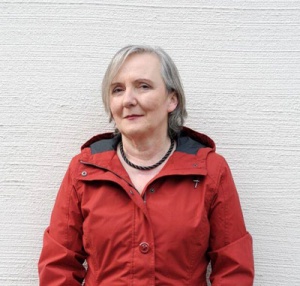 Portrait Autorin Jutta Maria Herrmann rote Jacke
